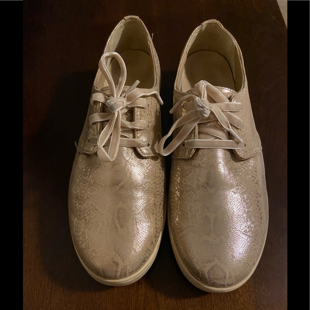 Vionic Gold sneakers size 9